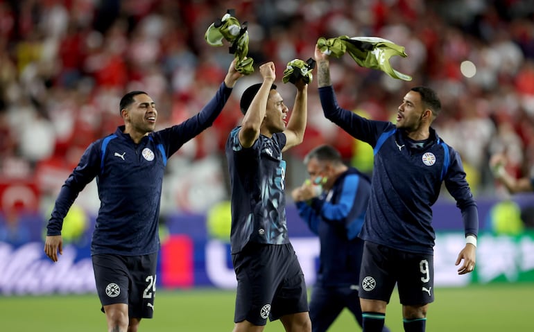 Jugadores de Paraguay celebran tras el partido de la fase de grupos de la Copa Mundial de la FIFA 2026 entre Turquía y Paraguay, en San Francisco, EE. UU..
