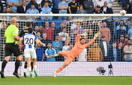 El delantero paraguayo de Brighton, Julio Enciso (2.o por la izquierda), anota el primer gol de su equipo ante el portero alemán del Manchester City, Stefan Ortega (derecha), durante el partido de fútbol de la Liga Premier inglesa entre Brighton y Hove Albion y Manchester City en el American Express Community Stadium en Brighton, sur de Inglaterra. el 24 de mayo de 2023. (Foto de Glyn KIRK / AFP) / USO RESTRINGIDO A EDITORIAL. No lo utilice con audio, vídeo, datos, listas de partidos, logotipos de clubes/ligas o servicios "en vivo" no autorizados. Uso en línea durante el partido limitado a 120 imágenes. Se podrán utilizar 40 imágenes adicionales en el tiempo extra. No emulación de video. Uso de redes sociales durante el partido limitado a 120 imágenes. Se podrán utilizar 40 imágenes adicionales en el tiempo extra. No lo utilice en publicaciones de apuestas, juegos o publicaciones de un solo club/liga/jugador. /