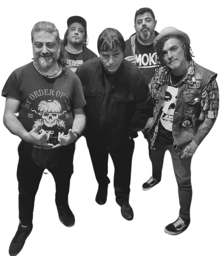 Cinco hombres en camiseta negra y poses relajadas, algunos sonríen mientras otros lucen serios, en un entorno informal con fondo blanco.