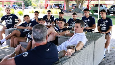 Fotografía cedida por la Presidencia de Paraguay del mandatario paraguayo, Santiago Peña (c), visitando a la selección de fútbol de Paraguay en el Centro de Alto Rendimiento (Carde) en Ypané (Paraguay). Foto de archivo.