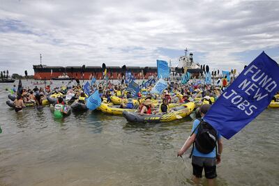 Los manifestantes exigieron detener los envíos de carbón y lo que describen como armas y suministros con destino a Israel desde el puerto carbonífero más grande del mundo.
