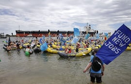 Los manifestantes exigieron detener los envíos de carbón y lo que describen como armas y suministros con destino a Israel desde el puerto carbonífero más grande del mundo.