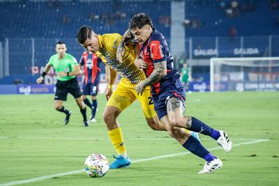 El delantero de Cerro Porteño, Juan Manuel Iturbe intenta escapar de la marca del lateral de Sportivo Trinidense, Armando Ruiz Díaz.