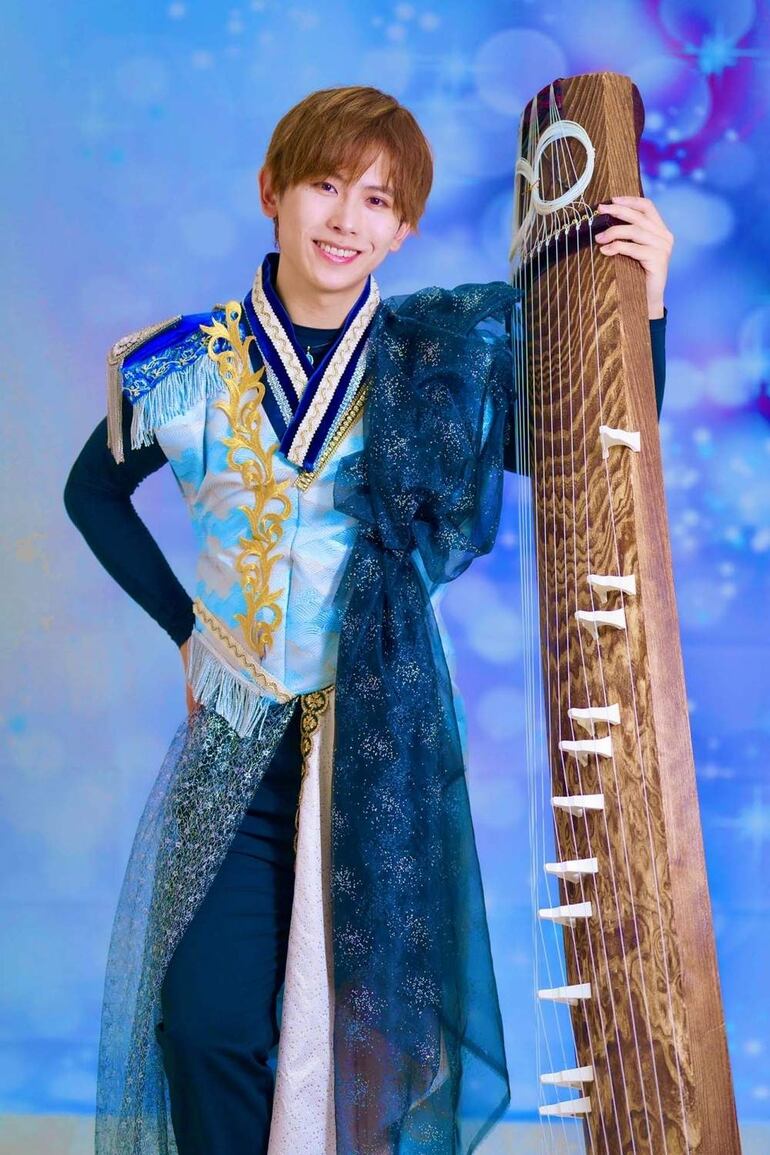 Performers vestidos con trajes tradicionales japoneses tocan instrumentos musicales mientras el público disfruta del festival.