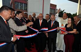 La apertura oficial del Salón Diamante se hizo mediante el tradicional corte de cinta.