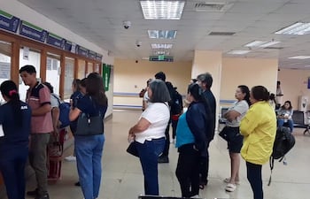 Pacientes asegurados forman fila para sacar turnos médicos.