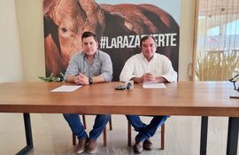 Guillermo Sisul (i), vicepresidente y  Miguel Reinau, presidente de la Asociación Paraguaya de Criadores de Brangus.