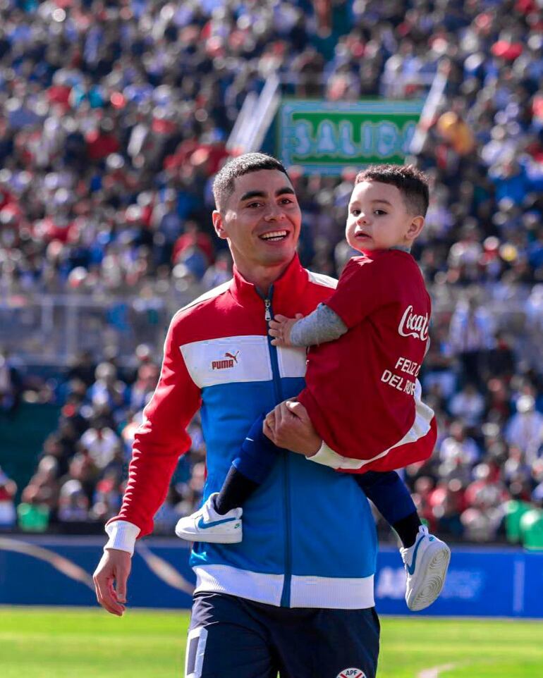 ¡Papá orgulloso! Miguel Almirón con su hijo Francesco, quien acaba de cumplir dos añitos. (Instagram/Miguel Almirón)