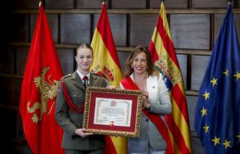 La princesa de Asturias, Leonor de Borbón, recibe el título de "hija adoptiva de Zaragoza" de manos de la alcaldesa de la ciudad, Natalia Chueca, en una ceremonia en el ayuntamiento de Zaragoza como parte del segundo de los homenajes que las principales instituciones aragonesas y de Zaragoza brindaron ayer martes a la heredera al trono.