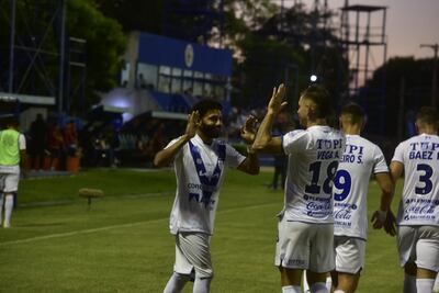Alejandro Samudio, de Ameliano, celebra su gol ante General Caballero JLM junto a Aníbal Vega.