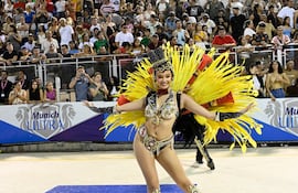El público vibró con cada una de las presentaciones de los clubes en el sambódromo.