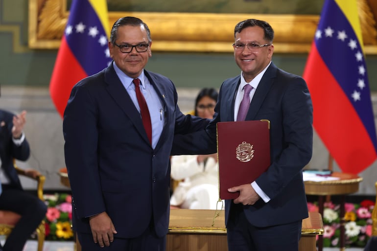 El presidente de Chevron Venezuela, Mariano Vela (i), posa junto al presidente de la Corporación venezolana de petróleo, Eduardo Pinto, tras la firma de un documento este miércoles, en Caracas (Venezuela). La presidenta encargada de Venezuela, Delcy Rodríguez, expresó, tras la firma de acuerdos con las energéticas transnacionales Chevron y Eni, que espera que el gran convenio petrolero entre Caracas y Washington anunciado el pasado viernes beneficie a los ciudadanos estadounidenses, y elogió el trabajo del Gobierno de Donald Trump para alcanzar esa histórica alianza.