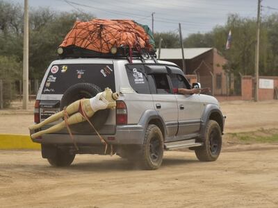 La frase "La tóxica" en el maniquí femenino, atado en la parte trasera de la camioneta de un aficionado camino al Rally del Chaco.