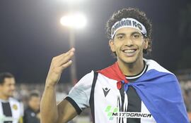 El paraguayo Renzo Carballo, futbolista de Diriangén FC, celebra la conquista del torneo Apertura 2024-2025 de la Liga Nacional de Nicaragua.