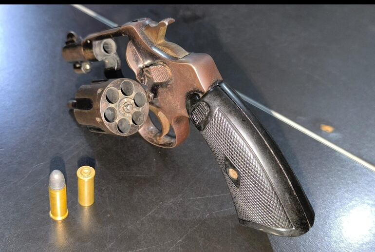 Detienen a dos supuestos aficionados de Olimpia en Mariano Roque Alonso con un arma de fuego