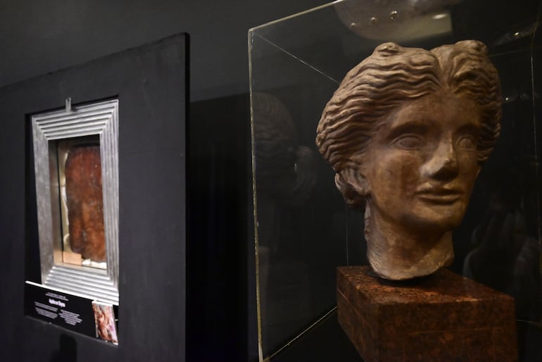 Cabeza de Afrodita. Escultura del siglo III a. C. Boscoreale, Italia. Pieza arqueológica hallada en la Campania italiana, donde hubo la mayor influencia de la Grecia Magna, antes de la conquista de los romanos.