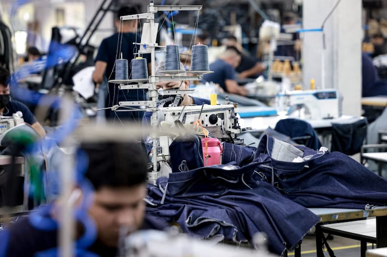 Empleados de la empresa de confecciones Blue Design América de la cuidad de San Lorenzo. 