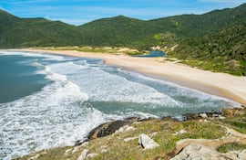 La playa de Galheta es considerada un punto de encuentro para actividades sexuales al aire libre, prostitución e incluso consumo de drogas.