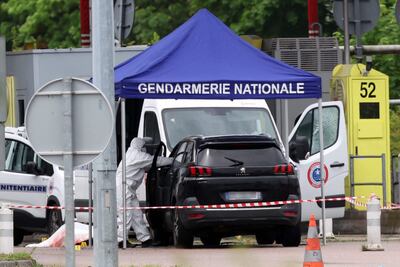 Forenses trabajan en el sitio del ataque que resultó en la muerte de dos guardias penitenciarios, este martes en Incarville, Francia.