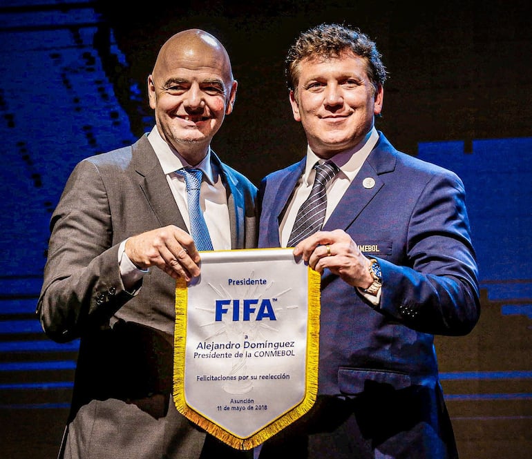 El presidente de la Confederación Sudamericana de Fútbol, Alejandro Domínguez, junto al presidente de la FIFA, Gianni Infantino.