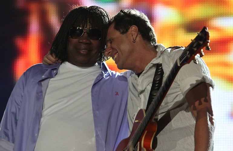 Milton Nascimento abrazando al músico Tony Bellotto.