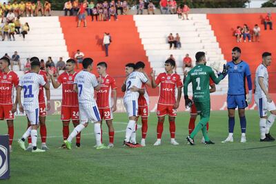 Los jugadores de General Caballero de Juan León Mallorquín y Sol de América se saludan en la previa del partido por la fecha 14 del torneo Clausura 2024 del fútbol paraguayo en el estadio Ka'arendy, en Juan León Mallorquín.