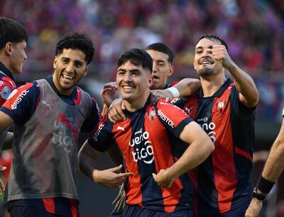 Sonriente, el “Gordito” Ignacio Aliseda festeja uno de sus tantos en compañía de Cecilio Domínguez, Fabrizio Peralta, Lucas Quintana y Rodrigo Gómez.