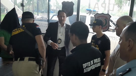 Con remera verde y acompañado de varios agentes policiales, Silvinei Vasques se disponía a viajar rumbo a Ciudad del Este para ser expulsado a través de la Triple Frontera.