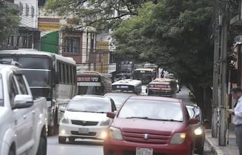 Caos vehicular en el centro debido a movilizaciones en el microcentro de Asunción