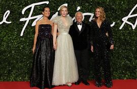 Giorgio Armani junto a la actriz estadounidense Julia Roberts y la actriz inglesa Cate Blanchett. (ISABEL INFANTES / AFP)