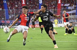 Lucas Darío Quintana (21 años) hace un esfuerzo por despejar ante la presión de Adrián Alcaraz Torales (36), de gran actuación en la “capital del sentimiento”.