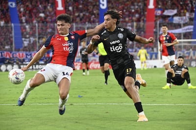 Lucas Darío Quintana (21 años) hace un esfuerzo por despejar ante la presión de Adrián Alcaraz Torales (36), de gran actuación en la “capital del sentimiento”.