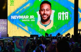 Personas celebran el llamado del futbolista Neymar para el Mundial 2026, tras más de dos años y medio ausente de la Canarinha, por parte del seleccionador de Brasil, el italiano Carlo Ancelotti (i), este lunes, en Río de Janeiro (Brasil). EFE/ Andre Coelho