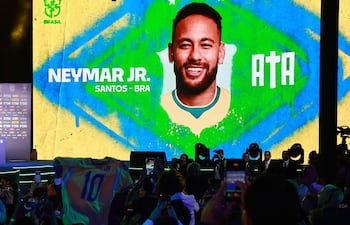 Personas celebran el llamado del futbolista Neymar para el Mundial 2026, tras más de dos años y medio ausente de la Canarinha, por parte del seleccionador de Brasil, el italiano Carlo Ancelotti (i), este lunes, en Río de Janeiro (Brasil). EFE/ Andre Coelho