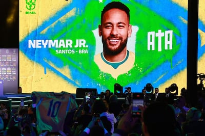 Personas celebran el llamado del futbolista Neymar para el Mundial 2026, tras más de dos años y medio ausente de la Canarinha, por parte del seleccionador de Brasil, el italiano Carlo Ancelotti (i), este lunes, en Río de Janeiro (Brasil). EFE/ Andre Coelho