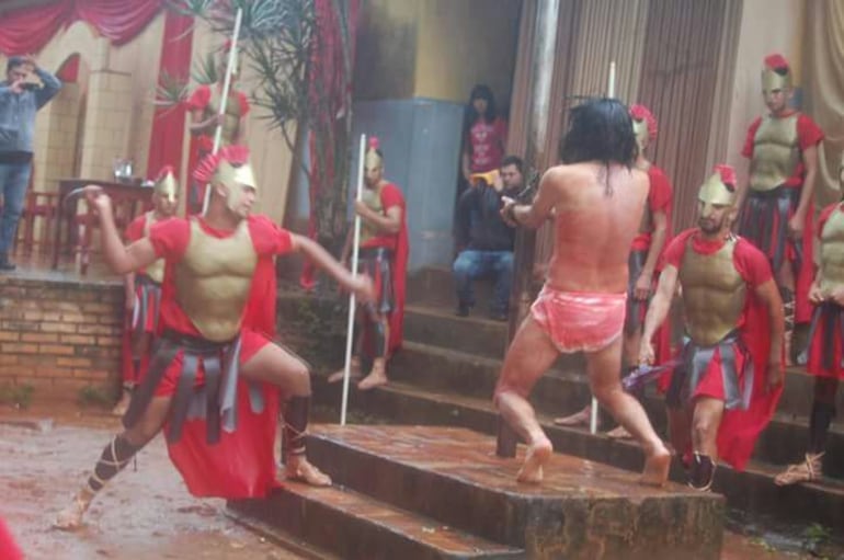 La representación de cada estación del Vía Crucis tiene impactantes escenas.