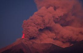 El volcán de Fuego durante una "erupción masiva" en Alotenango, Guatemala.