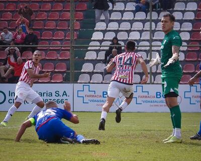 Joel Jiménez (14) celebra su gol con Matías Verdún. en medio de los lamentos de Eric Ramos y el portero Horacio Almada. (Foto: APF)