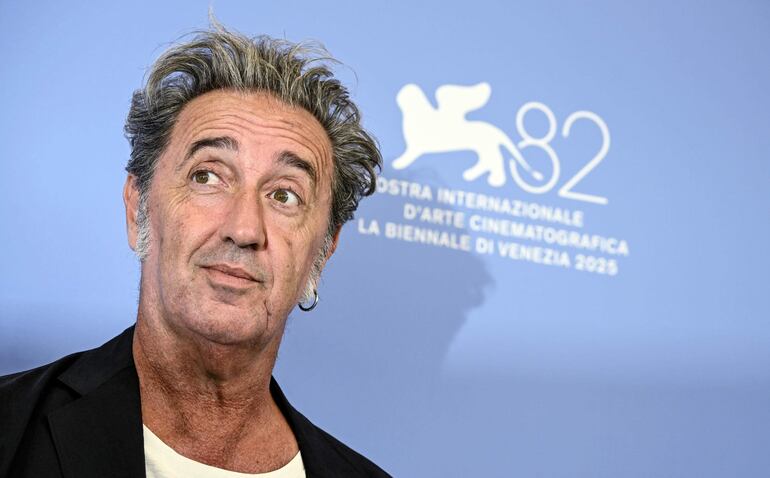 El director italiano Paolo Sorrentino llegando a la ceremonia de apertura del Festival de Cine de Venecia. (EFE/EPA/RICCARDO ANTIMIANI)
