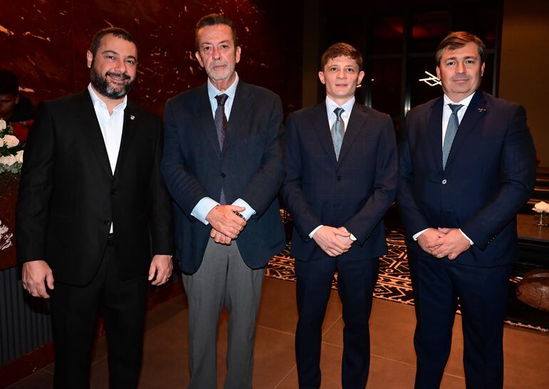 Mohammad Award, el embajador de Italia Marcello Fondi, Michele Coscia y Diego Cardona.