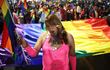 Jóvenes participan en la marcha del orgullo LGTBI hoy en La Paz (Bolivia).