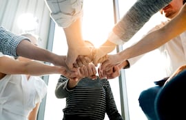 Hay empresas que incorporan objetivos de aprendizaje organizacional, donde las personas evalúan cuánto aprendieron de los errores y fracasos.