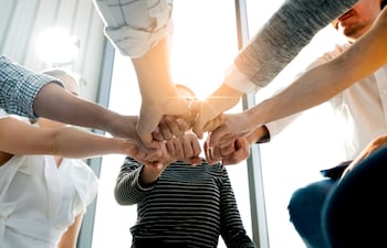 Hay empresas que incorporan objetivos de aprendizaje organizacional, donde las personas evalúan cuánto aprendieron de los errores y fracasos.