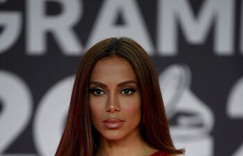 La cantante brasileña Anitta durante su paso por la alfombra roja de los Latin Grammy.