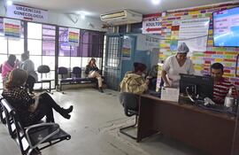 Enfermera trabaja en el registro de pacientes, en un hospital público.