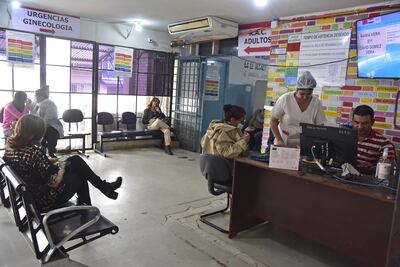 Enfermera trabaja en el registro de pacientes, en un hospital público.