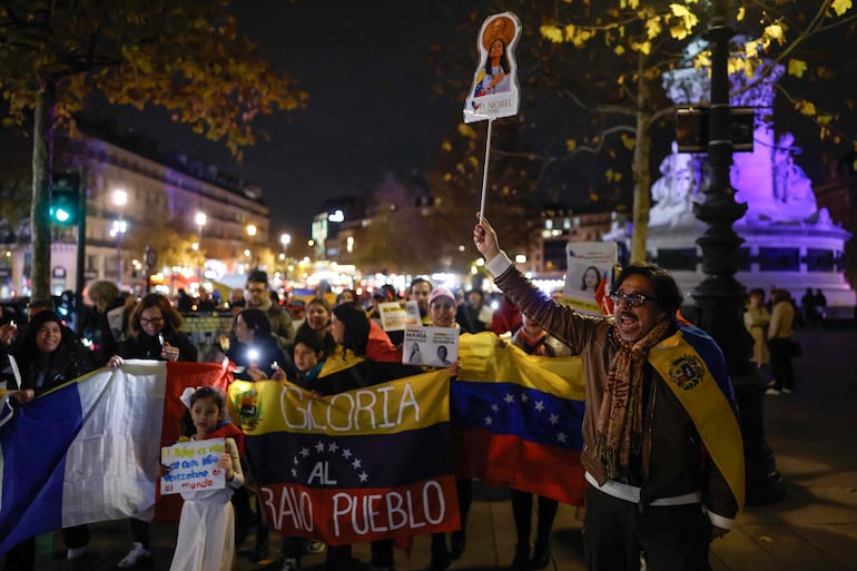 Manifestación a favor de Corina Machado en París, este sábado. 