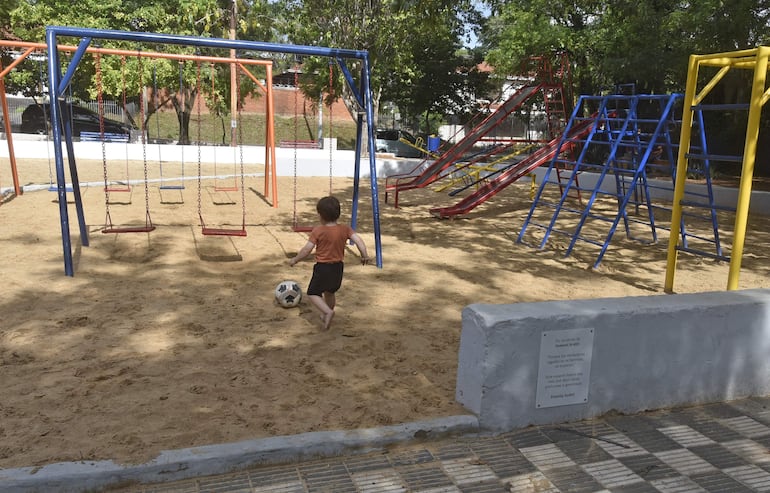 Los niños del barrio Mariscal López y de los alrededores tienen ahora un hermoso espacio para jugar.