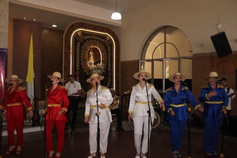 Las Paraguayas emocionaron a los presentes con su interpretación en honor a la Virgen.