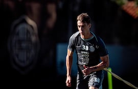 El volante argentino Juan Fernando Alfaro, en sus primeros días de trabajo como jugador de Olimpia, en los entrenamientos en la Villa Olimpia.